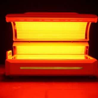 Le lit de red light therapy ZenGlow Oyster Pro, ouvert et allumé
