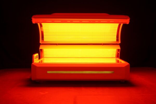 Le lit de red light therapy ZenGlow Oyster Pro, ouvert et allumé